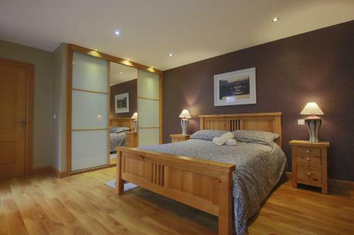Spacious 4 Bedroom Home - 5 Min Walk To Town