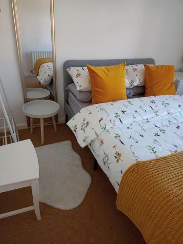 Fabulous 3 Bed Townhouse Overlooking The Water