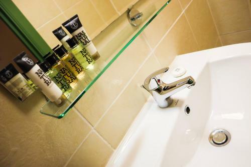 Hostal New Town Guest House (Adults Only)