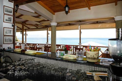 Amoudi Studios Apartments Hotel
