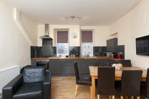 Cozy Apartment Beside Edinburgh Castle!!!