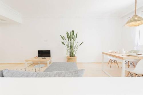 Modern European Apartment 1 Min. Walk To Beach