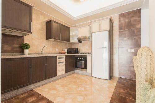 Modern European Apartment 1 Min. Walk To Beach