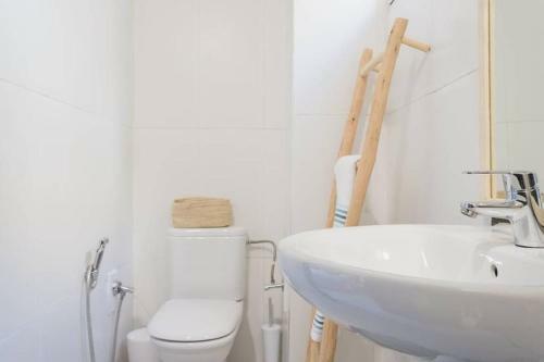 Modern European Apartment 1 Min. Walk To Beach