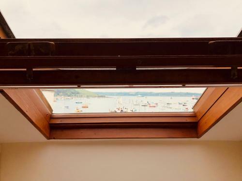 Large Central Falmouth Apartment With Views And Parking