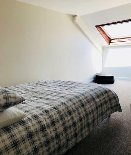 Large Central Falmouth Apartment With Views And Parking