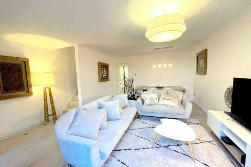 3 Bed Modern Design House Near Beach And Arundel
