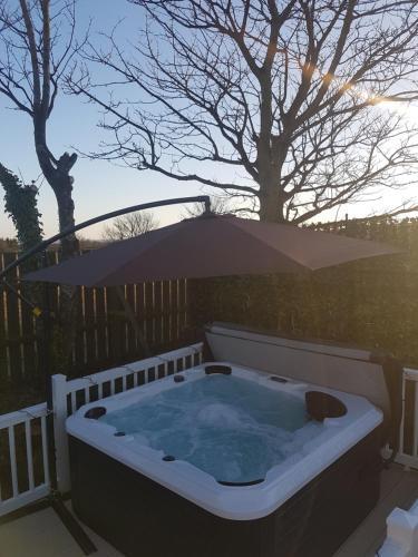 Hillingworth's Hot Tub Retreat
