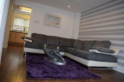 Silverburn New House With Free Parking And Nice Garden