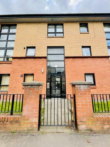 Modern 2 Bed Apartment Near City Centre