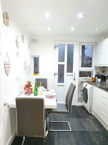 Apartamento Glasgow Comfortable And Modern 3 Bedroom Mid Terraced Villa