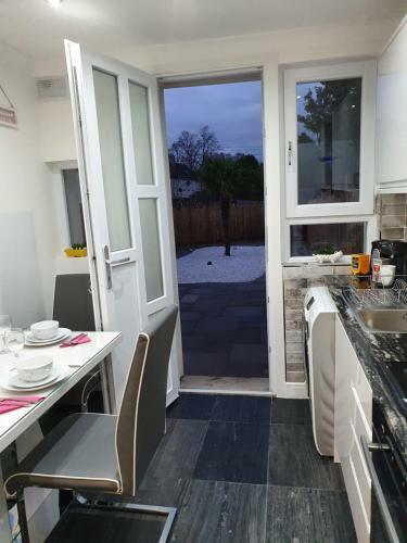 Apartamento Glasgow Comfortable And Modern 3 Bedroom Mid Terraced Villa