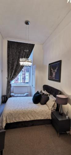 Executive 2 Bedroom Apartment Prime West End Location For Cop 26