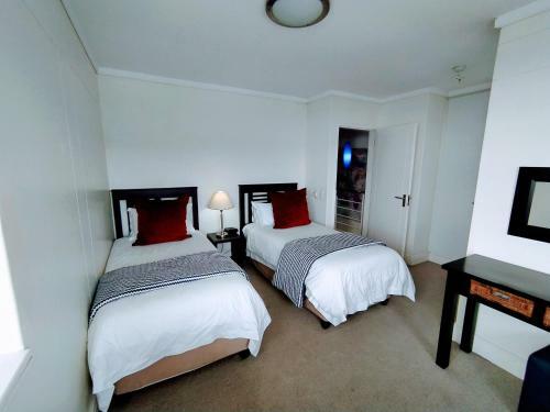 Harold's Waterfront Apartment - Large Patio + Views, Near Restaurants