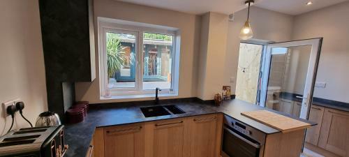 Stunning 5 Bed Townhouse, 5 Mins From The Sea