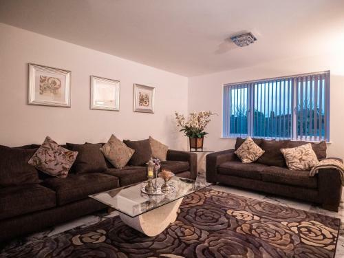 Villa Sav 5 Bedroom Executive Detached House In Leicester