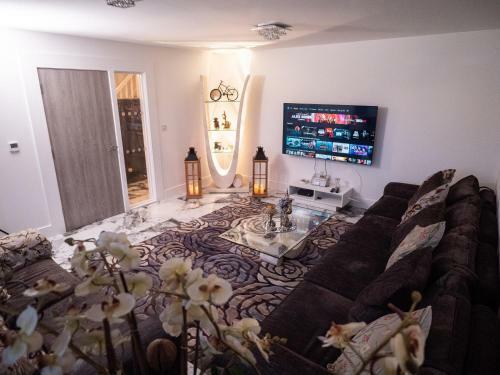 Villa Sav 5 Bedroom Executive Detached House In Leicester