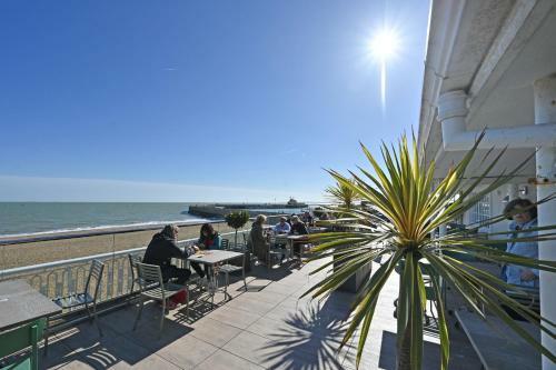Apartamento Modern & Spacious 2br Apt Seaside Stay