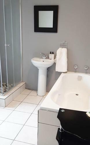 Hostal Suite Oaks Bryanston -blue Starling X King Suite