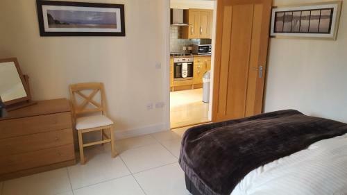 Birchgrove Holiday Apartment--- Free Wifi--