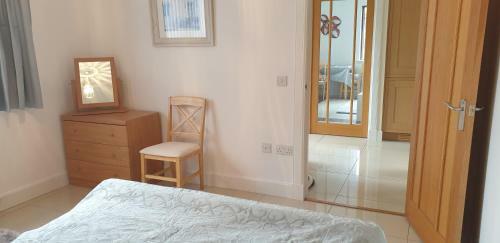 Birchgrove Holiday Apartment--- Free Wifi--