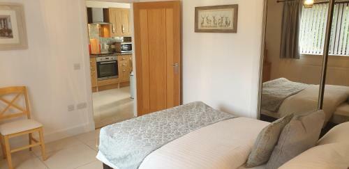 Birchgrove Holiday Apartment--- Free Wifi--