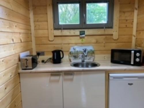Duncairin Cabin 2 Dog Friendly And Mins From Town