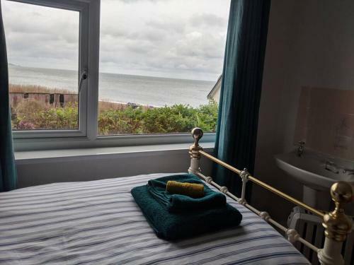 Apartamento Beach Front Coastal Retreat With Sea Views