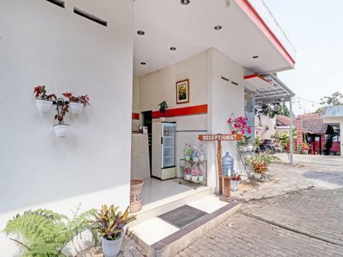 Oyo 90582 Nur Alam Hotel