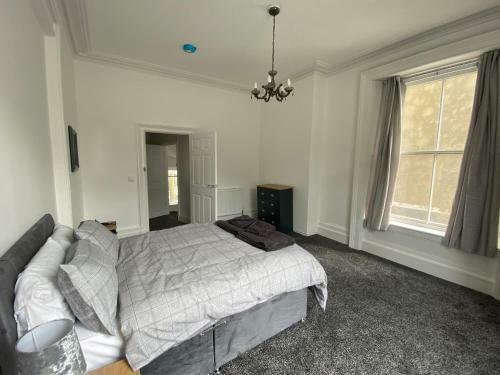 Spacious First Floor 3 Bed Mostyn Street Apartment