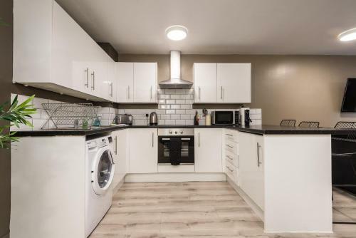 Large Modern Apartment - 3 Bedrooms 3 Bathrooms - Netflix - Central