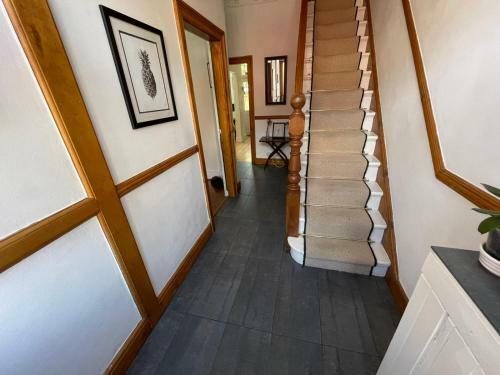 Apartamento Charming Hidden Gem - 3 Bedroom Home Away From Home