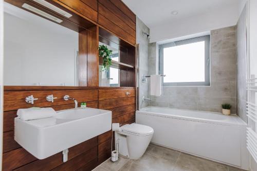 Beautiful 2 Bed Apartment - Super Central - Recently Renovated - Sleeps 8