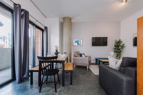 Beautiful 2 Bed Apartment - Super Central - Recently Renovated - Sleeps 8
