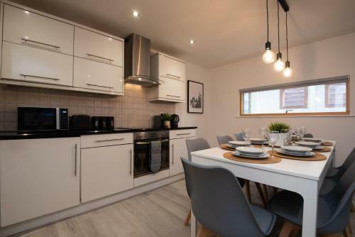 Charming 2 Bedroom In Central Lpl - Parking Included!