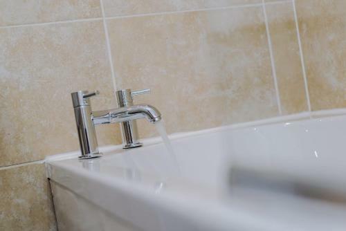 Charming 2 Bedroom In Central Lpl - Parking Included!