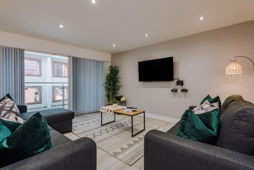 Charming 2 Bedroom In Central Lpl - Parking Included!