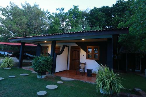 Eco Hotel Black & White - Anuradhapura