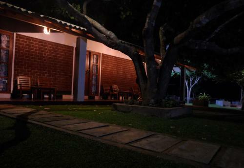 Eco Hotel Black & White - Anuradhapura