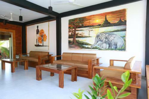 Eco Hotel Black & White - Anuradhapura