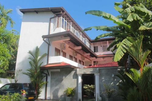 Hotel Tharusha Hoiday Inn