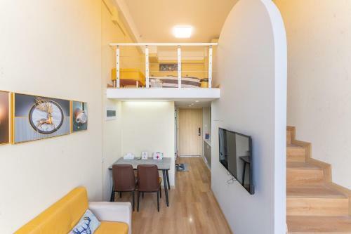Locals Apartment House 24