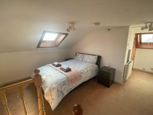Spacious 3 Bedroom House With Private Garden & Parking