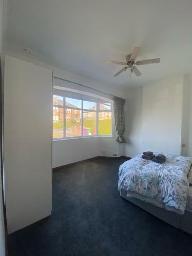 Spacious 3 Bedroom House With Private Garden & Parking