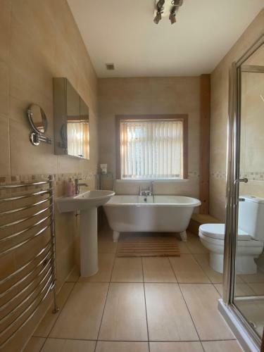 Spacious 3 Bedroom House With Private Garden & Parking
