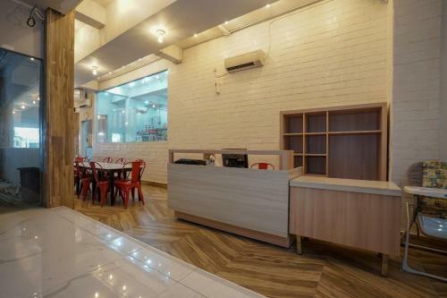 Hotel Reddoorz Plus At Jalan Veteran Palembang