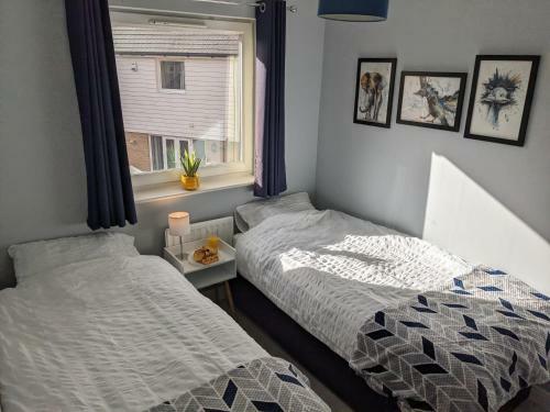 Entire 3 Bed Home Sleeps 6, Wifi, 2 Parking Spaces