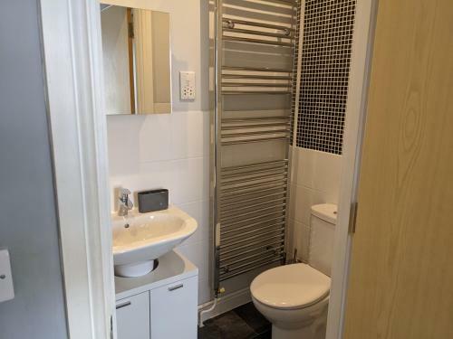 Entire 3 Bed Home Sleeps 6, Wifi, 2 Parking Spaces
