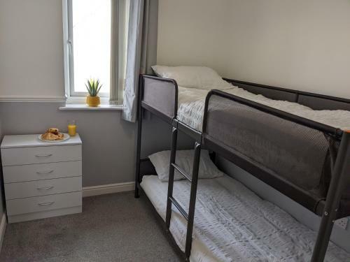 Entire 3 Bed Home Sleeps 6, Wifi, 2 Parking Spaces