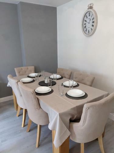 Entire 3 Bed Home Sleeps 6, Wifi, 2 Parking Spaces